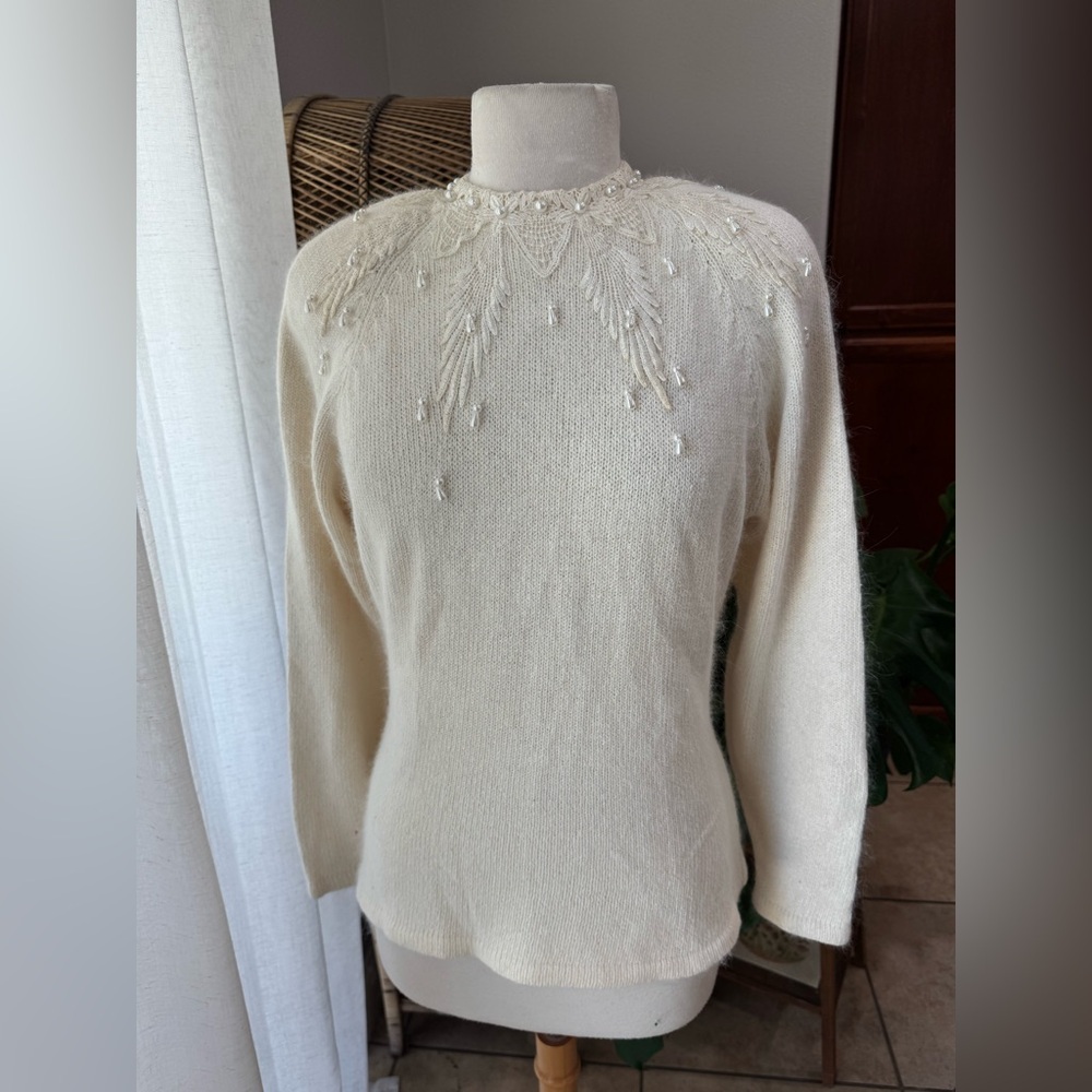 Vintage Rebecca Stone pearl Elegant Cream‎ Sweater with Beaded Detailing